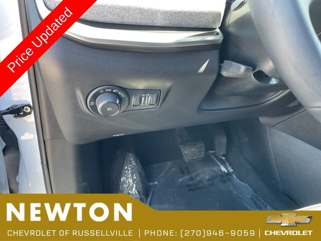 Used 2025 Bright White Clearcoat Jeep Latitude image 9