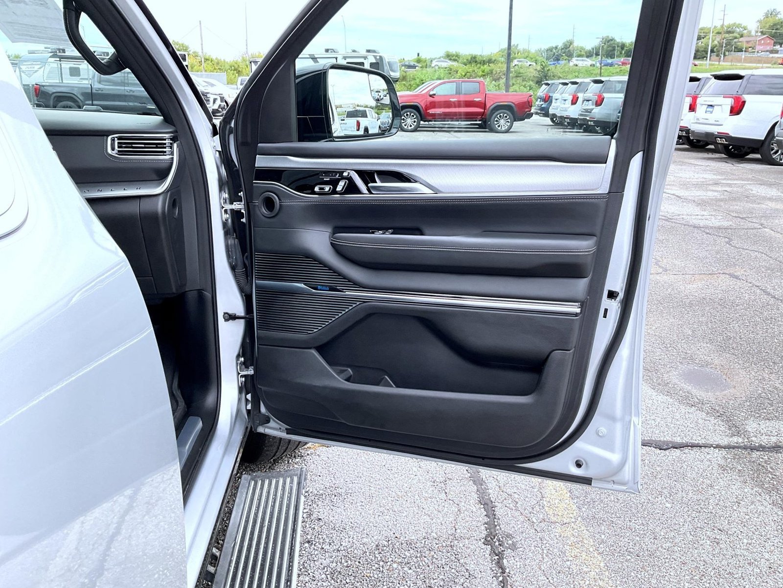 Used 2023 Silver Jeep Base image 16