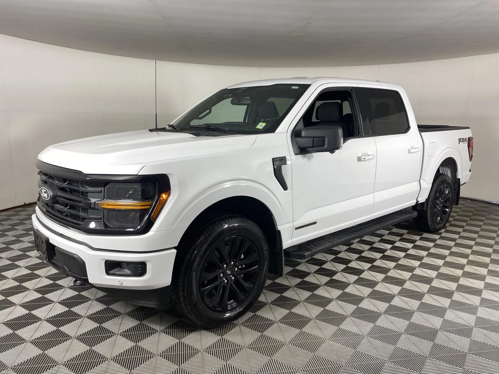 Used 2025 Oxford White Ford XLT image 4