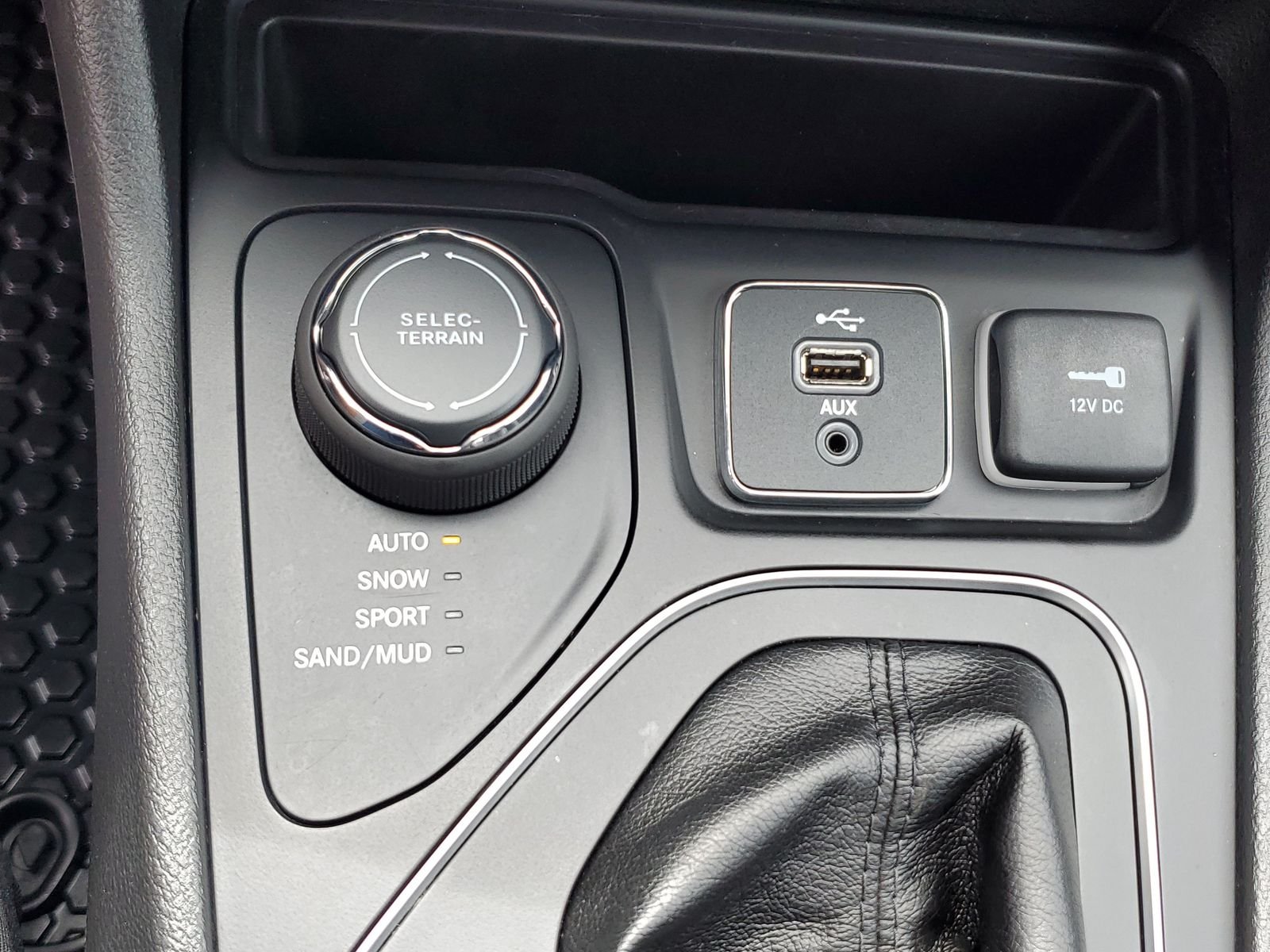 Certified Used 2019 Silver Jeep Latitude Plus image 14