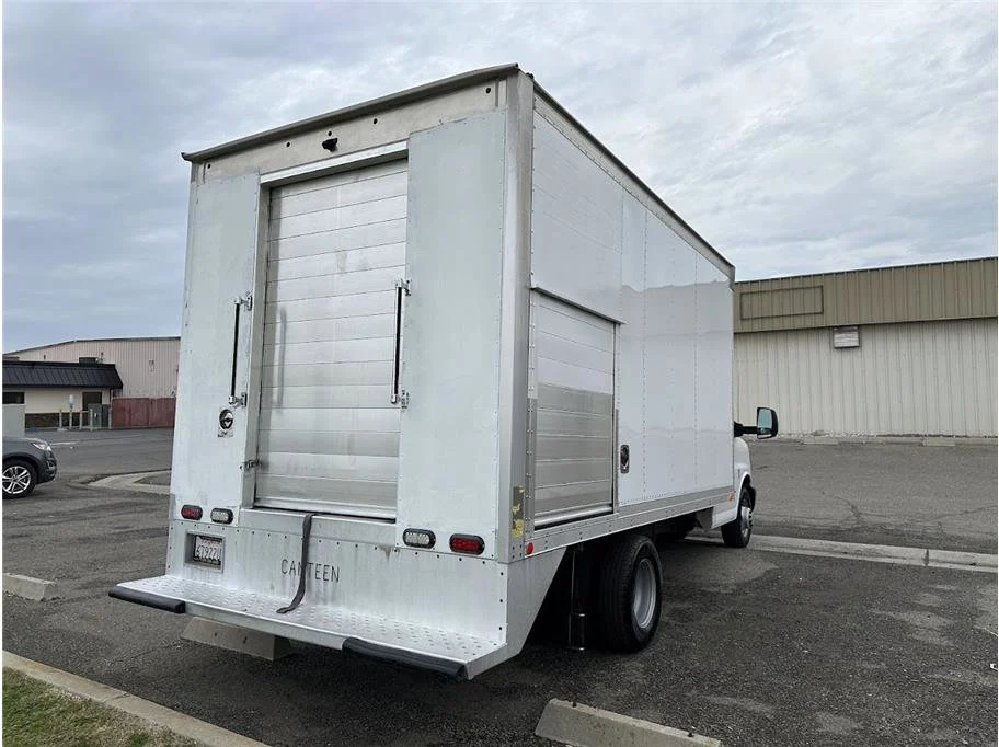 Used 2015 Summit White Chevrolet Cutaway Van 2D image 5