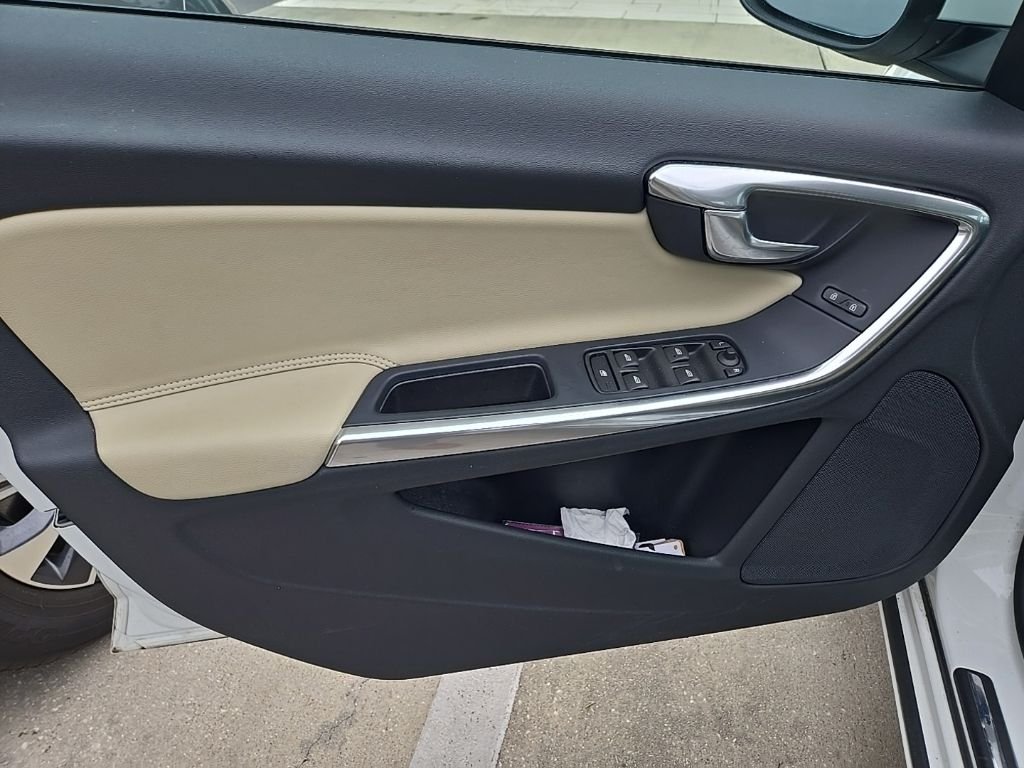 Used 2018 White Volvo T5 Dynamic image 9