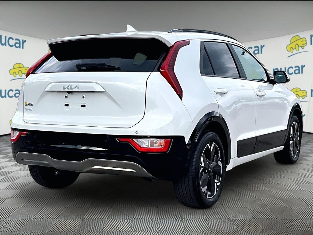 Used 2024 White Kia Wind image 6