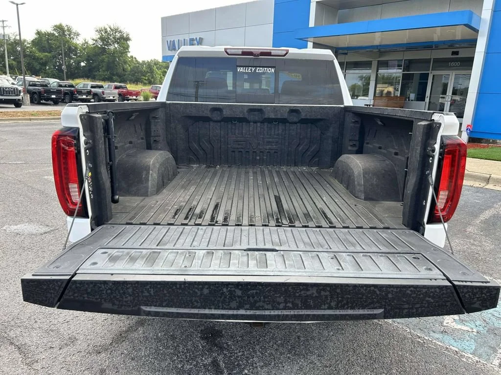 Used 2022 White Frost Tricoat GMC Denali image 12