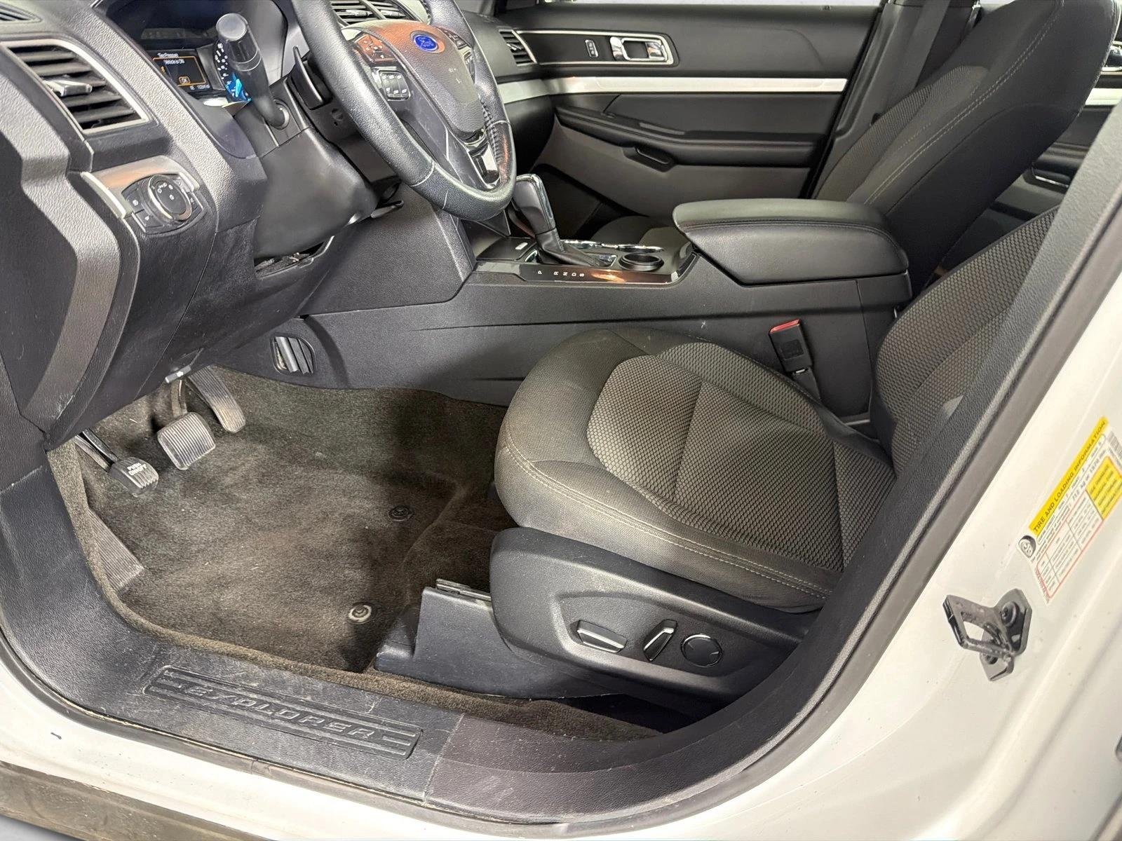 Used 2017 Oxford White Ford XLT image 9