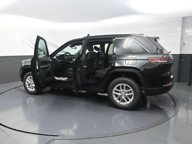 New 2026 Diamond Black Crystal Pearl-Coat Exterior Paint Jeep Laredo X image 34