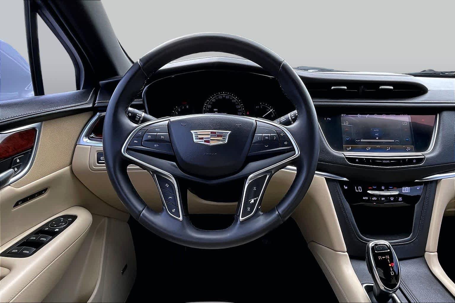 Used 2018 Crystal White Tricoat Cadillac Luxury FWD image 6