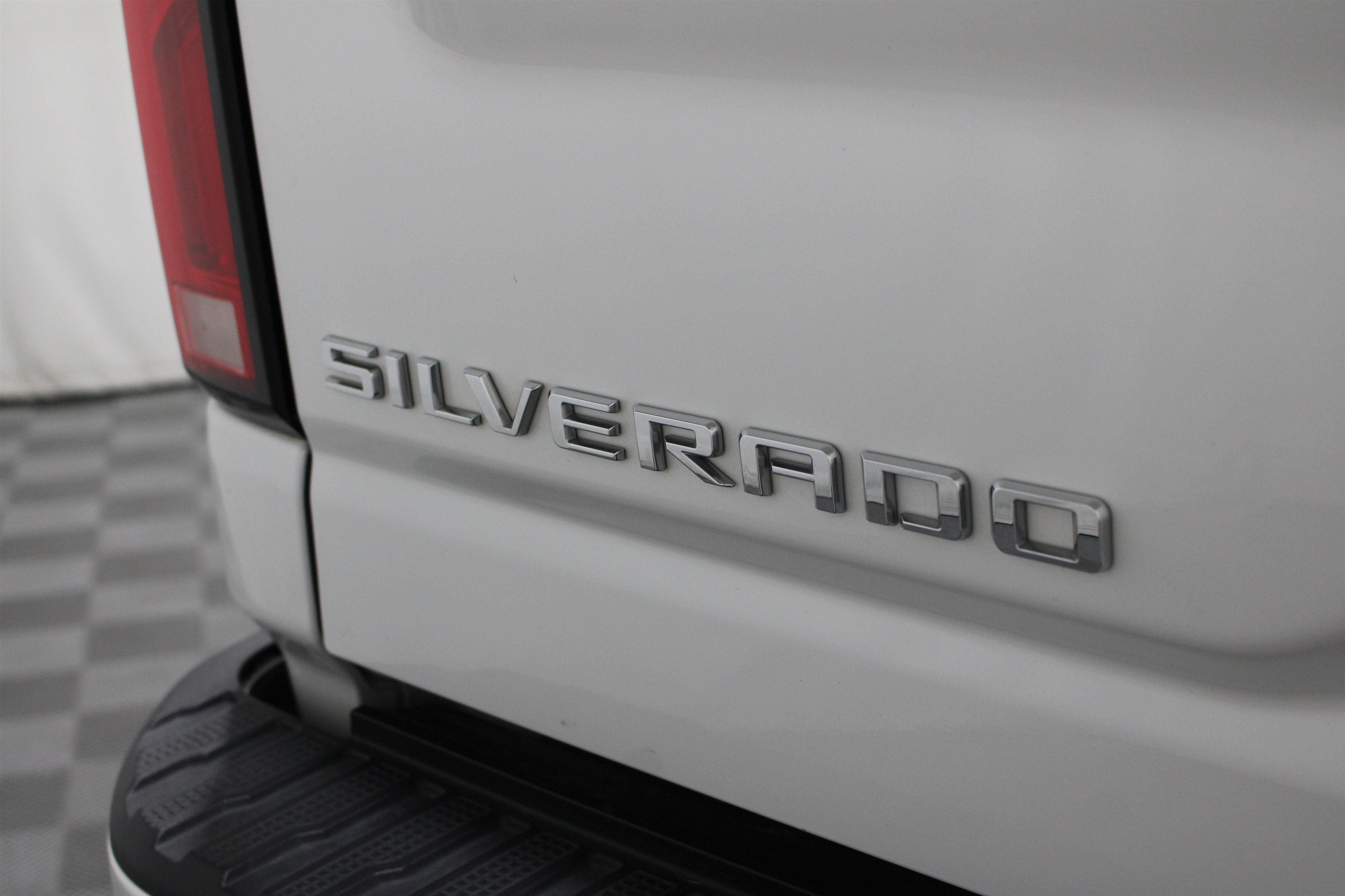 Used 2024 Iridescent Pearl Tricoat Chevrolet High Country image 31