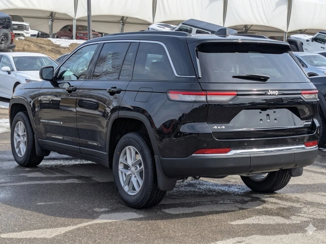 New 2026 Black Jeep Laredo - - 4x4 - Classic Theme - Heated Seats - Heated Steering - Remote Start & More! image 6