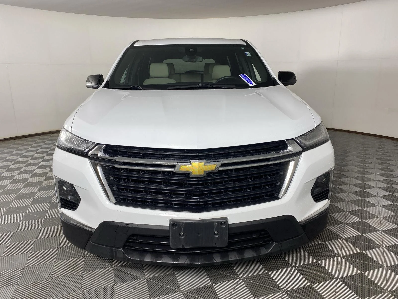 Used 2023 Wh Chevrolet  image 2