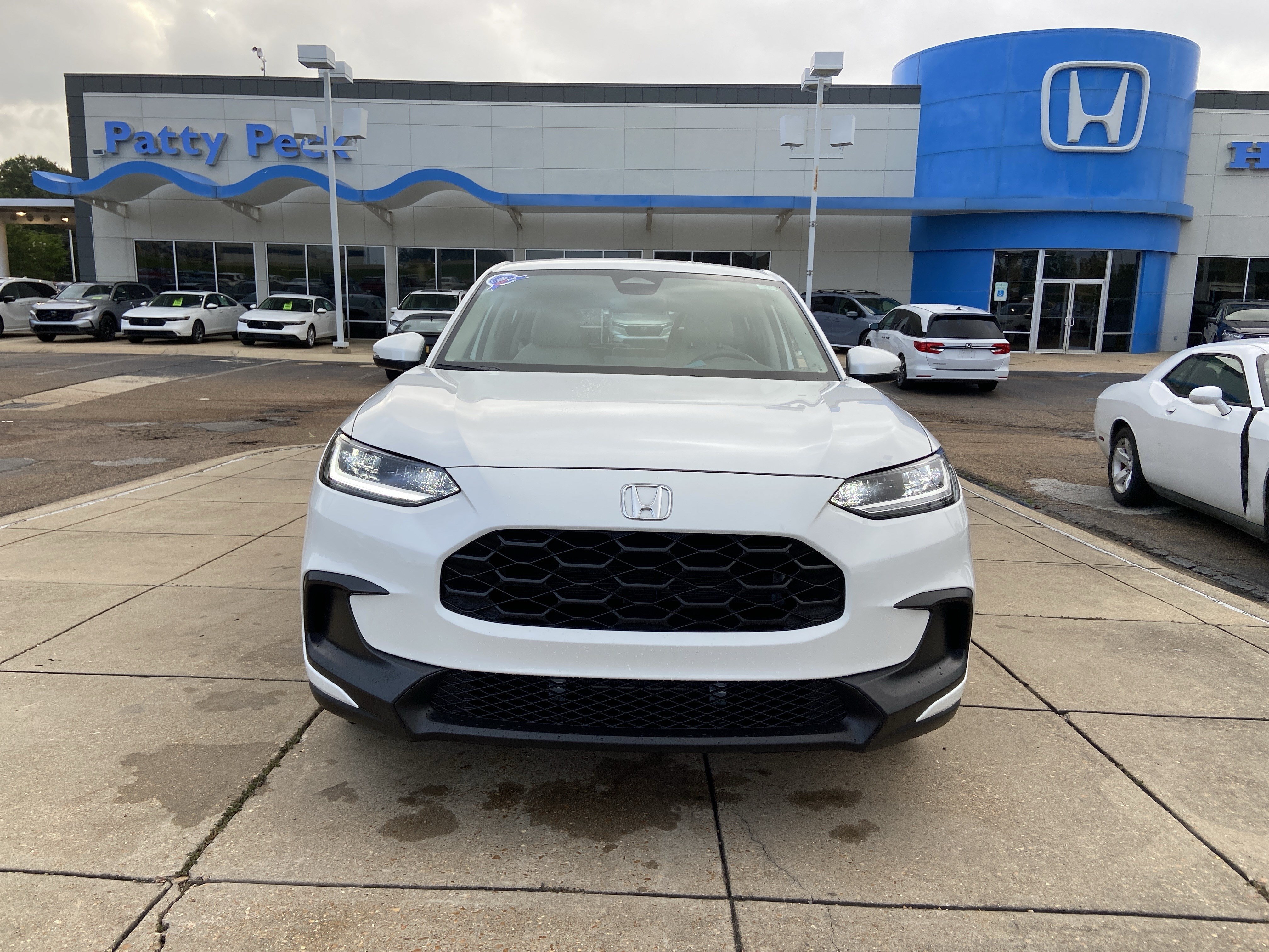 Used 2025 Platinum White Pearl Honda LX image 3