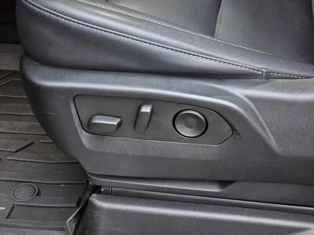 Used 2023 Black Chevrolet Z71 image 24