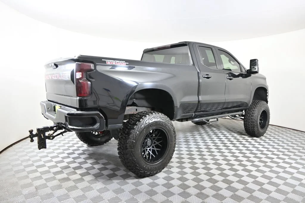 Used 2019 BLACK Chevrolet Custom Trail Boss image 7