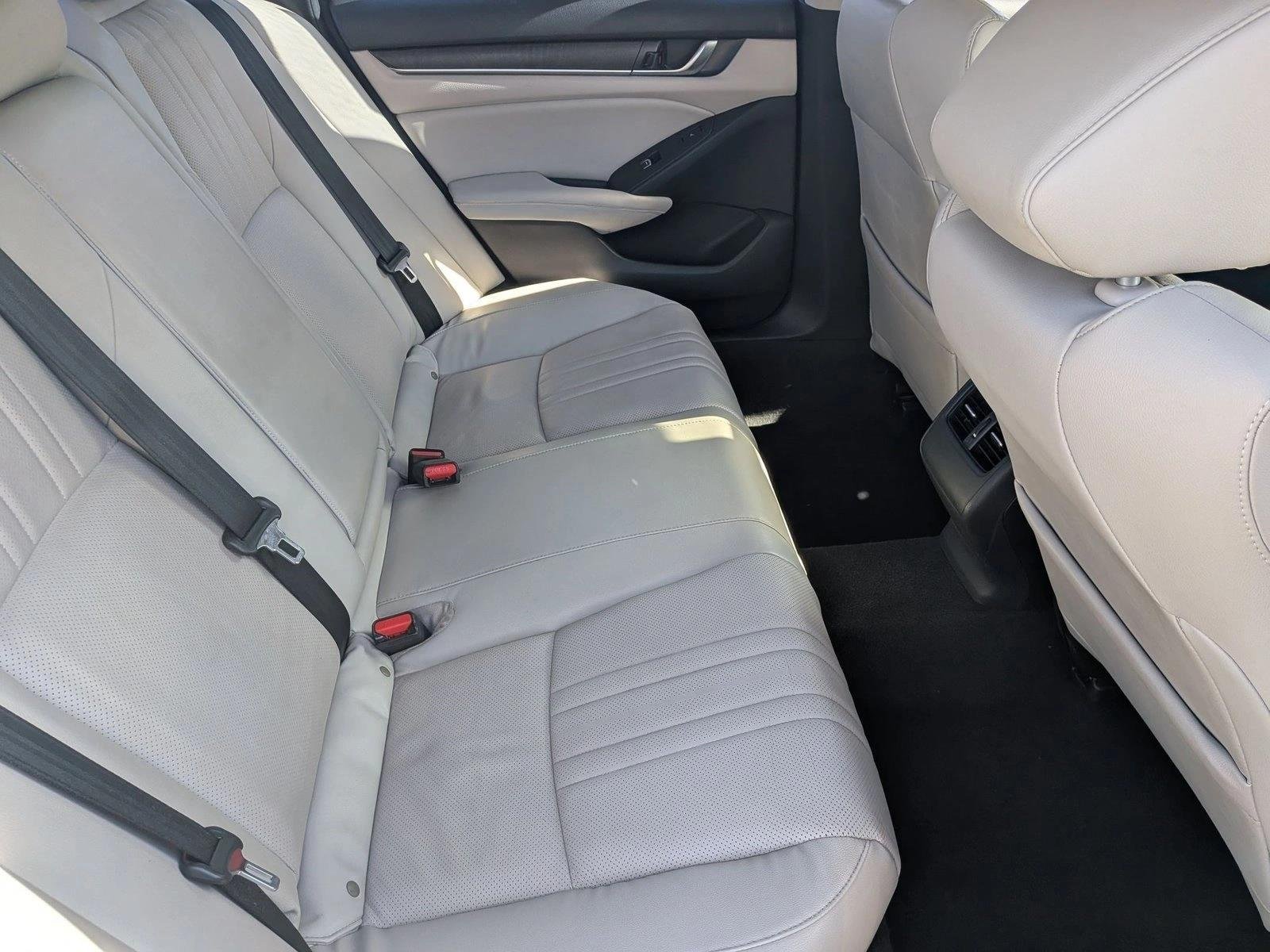 Used 2018 White Honda Touring 1.5T image 19