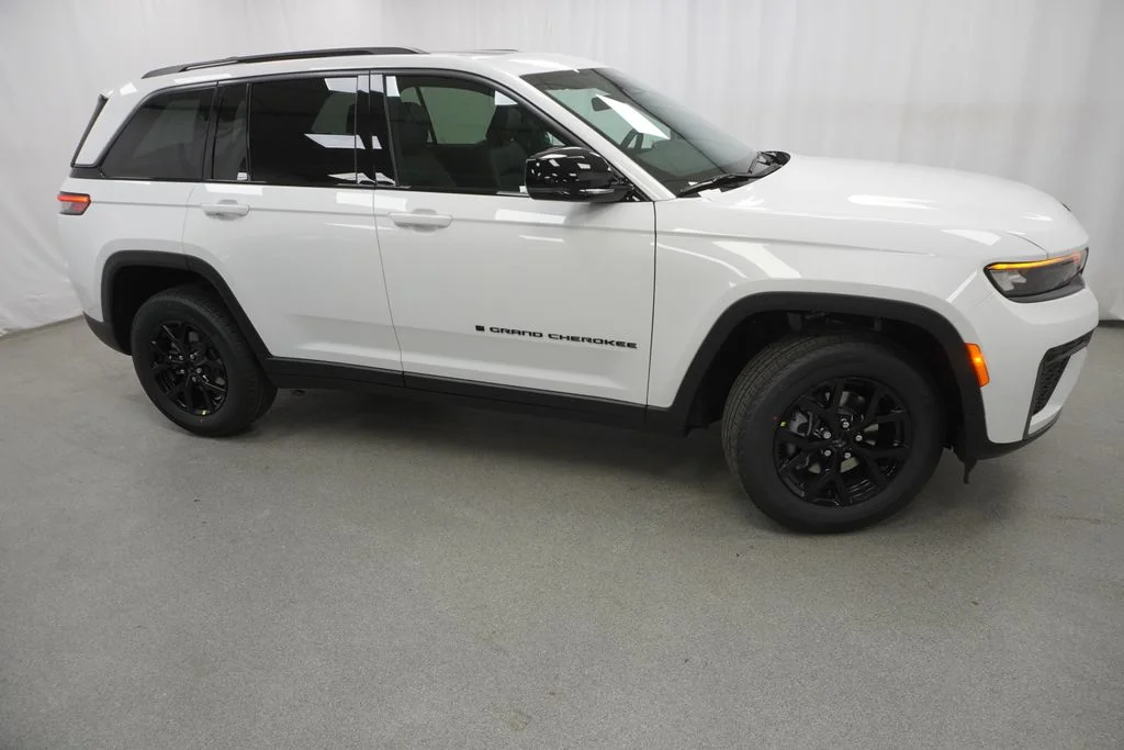 New 2026 Bright White Clear-Coat Exterior Paint Jeep Altitude image 9
