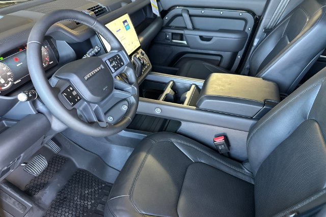 New 2026 Santorini Black Land Rover X-Dynamic SE image 9