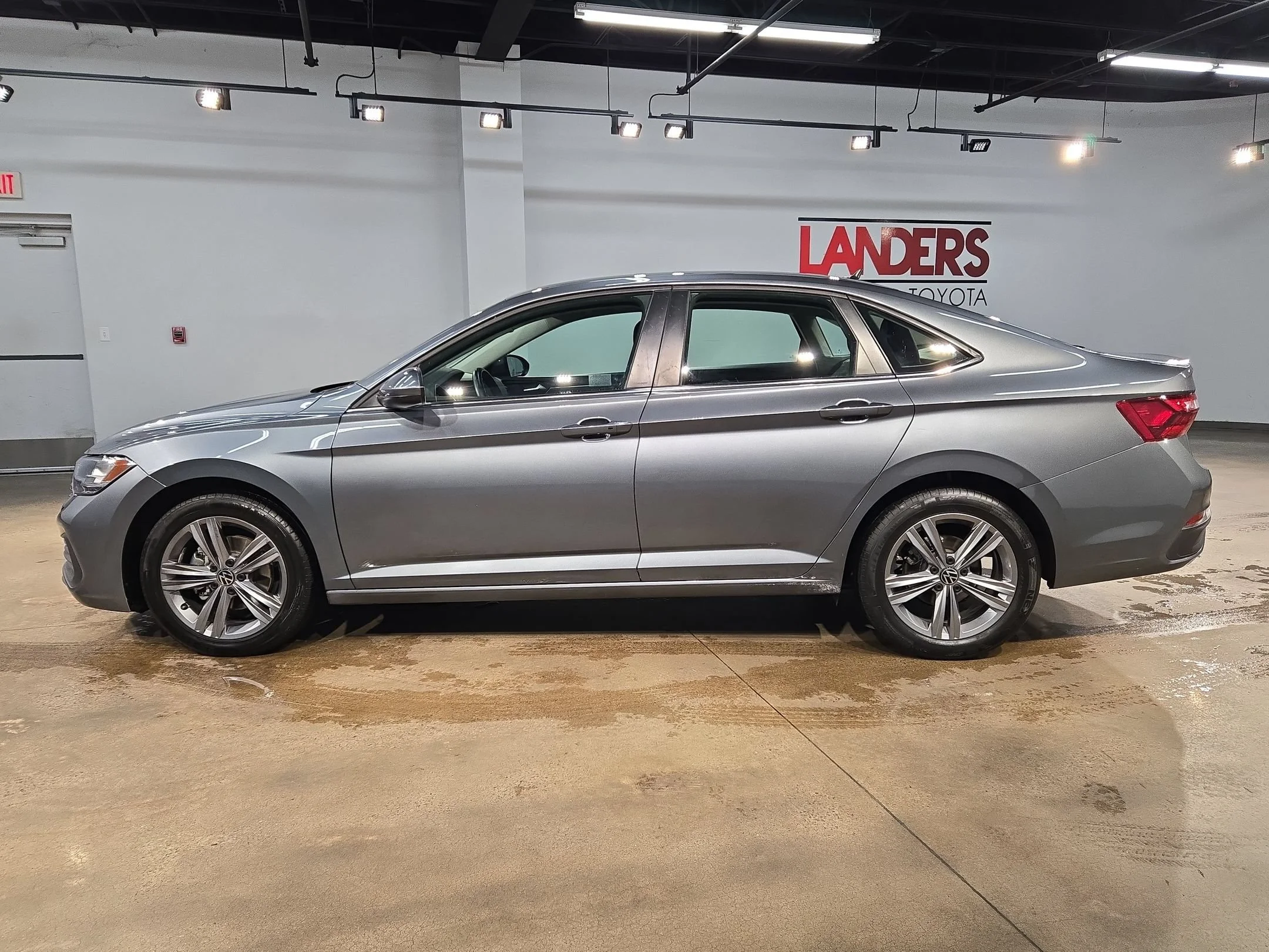Used 2024 Platinum Gray Metallic Volkswagen SE image 4