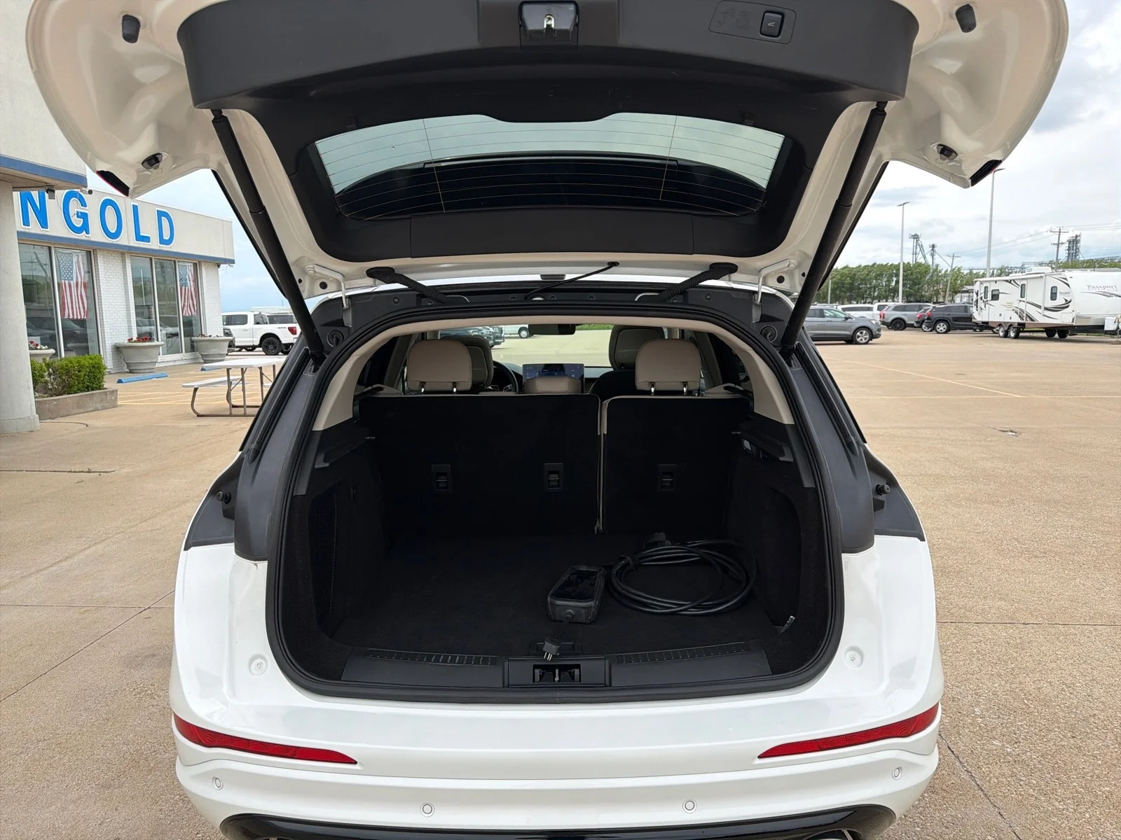 Used 2025 Pristine White Lincoln Grand Touring image 9