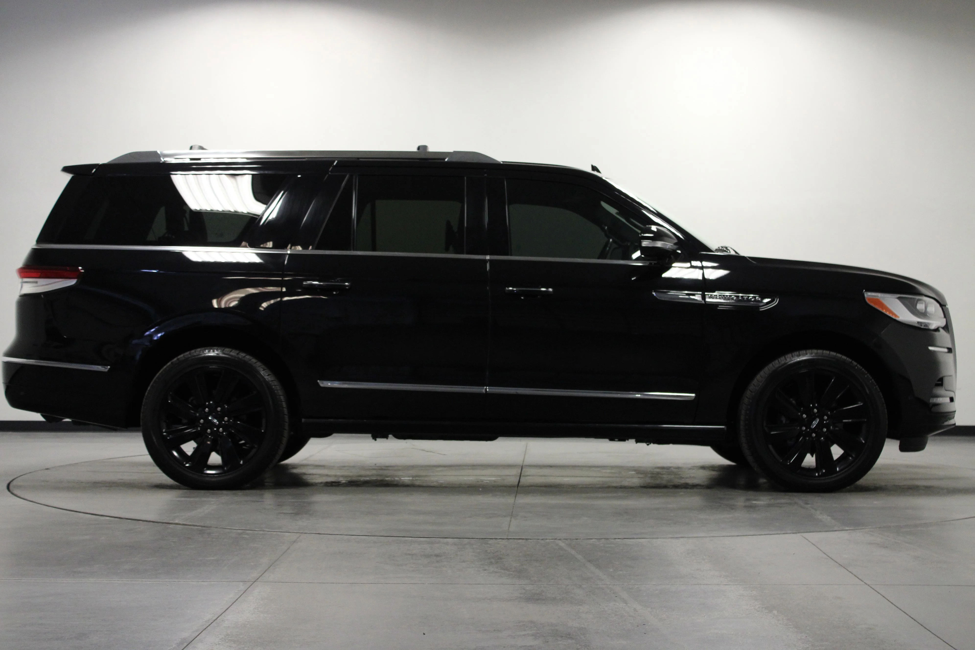 Used 2024 Black Metallic Lincoln Reserve image 3