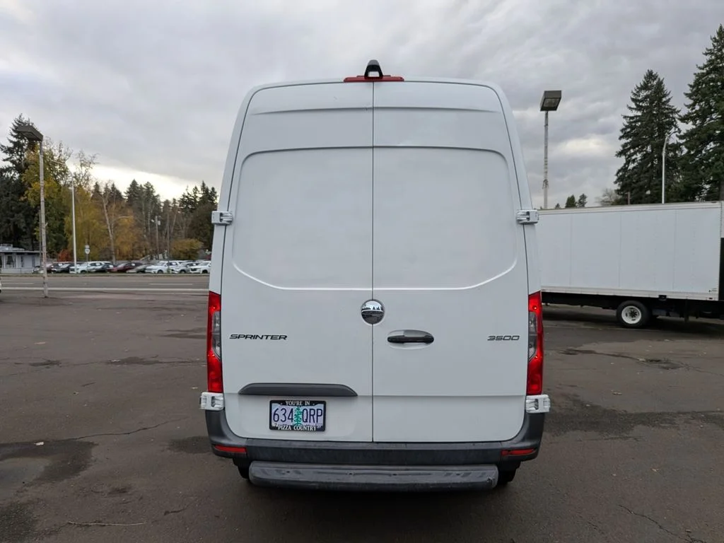 Used 2019 White Freightliner High Roof image 6