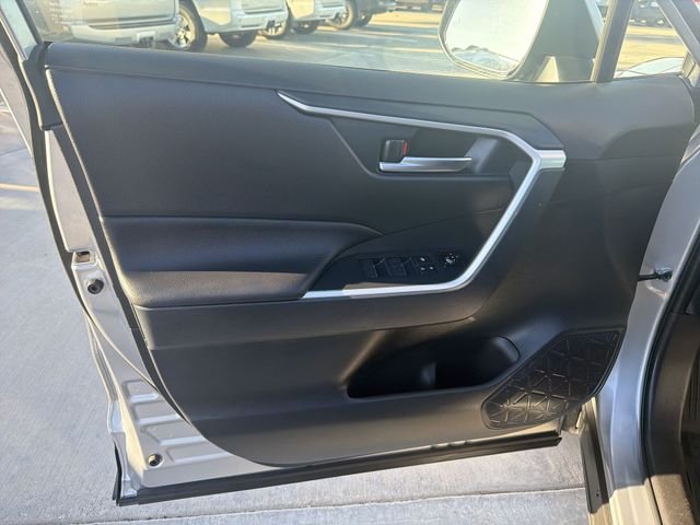 2025 Toyota RAV4 SE - Photo 9
