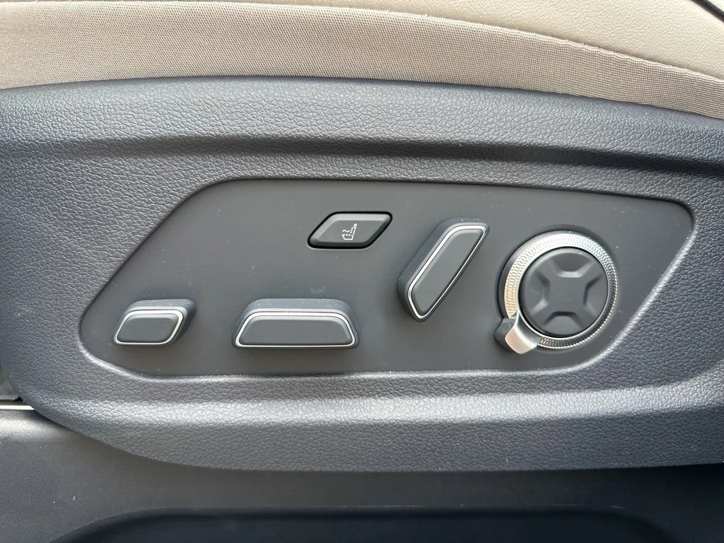 Used 2025 White Hyundai Calligraphy image 34