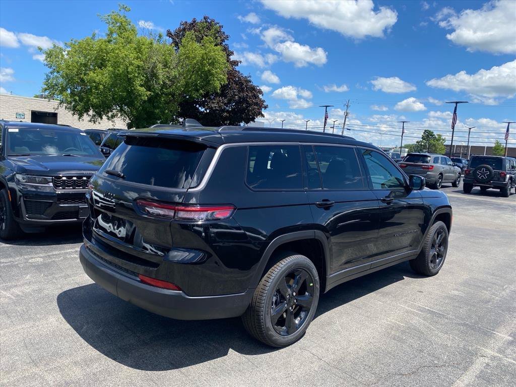 New 2026 Diamond Black Crystal Pearl-Coat Exterior Paint Jeep Limited image 5