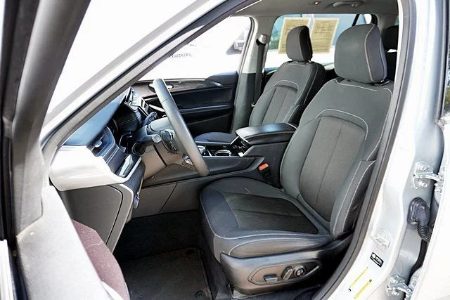 Used 2023 Silver Jeep Laredo image 14