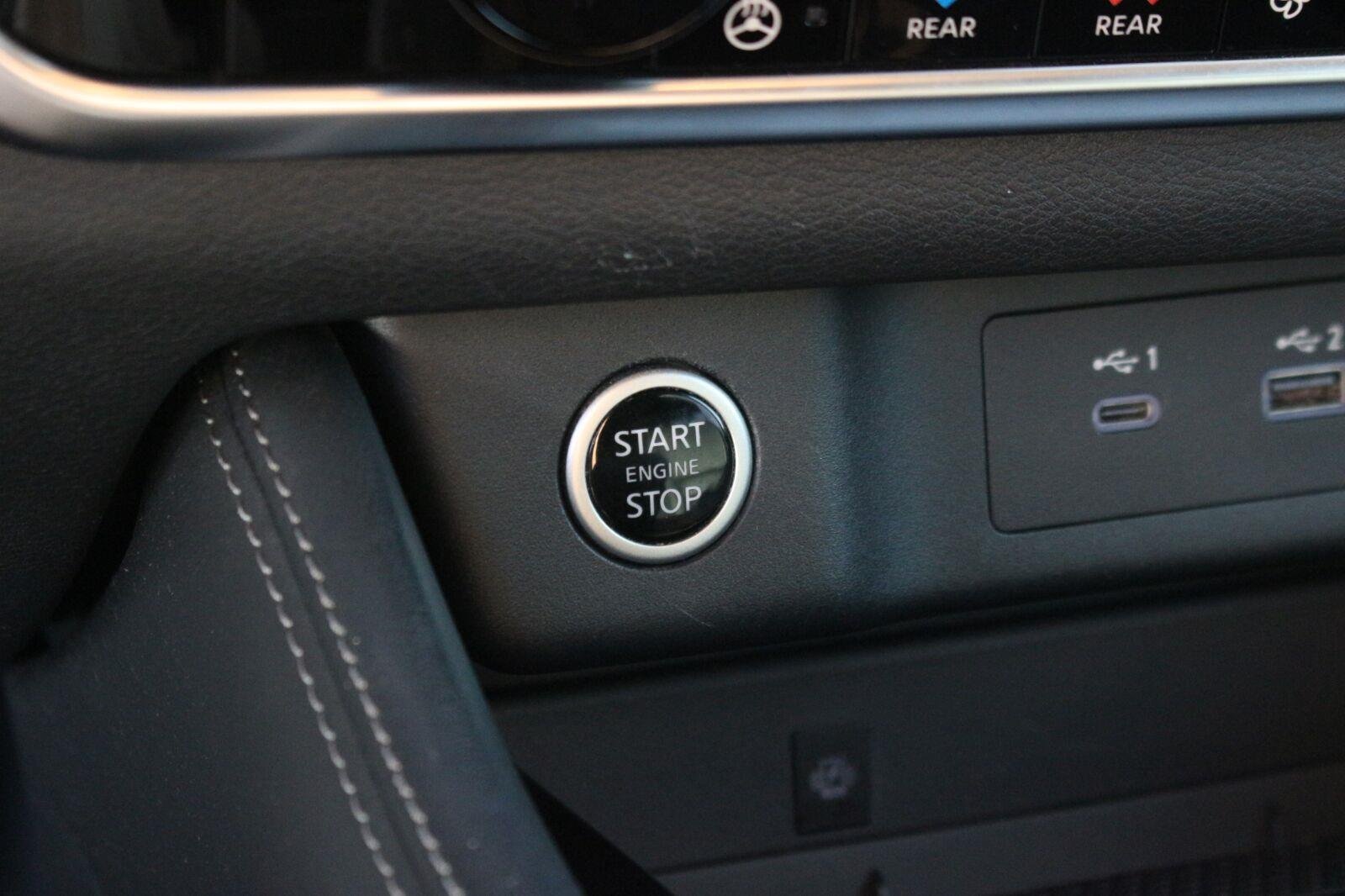 Used 2022 Gold Nissan Platinum image 29