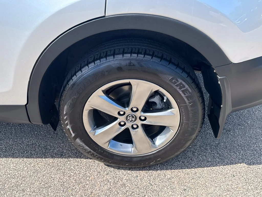 Used 2015 Silver Toyota XLE image 39