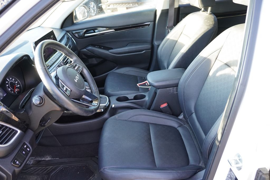 Used 2022 Snow White Pearl Kia EX image 4