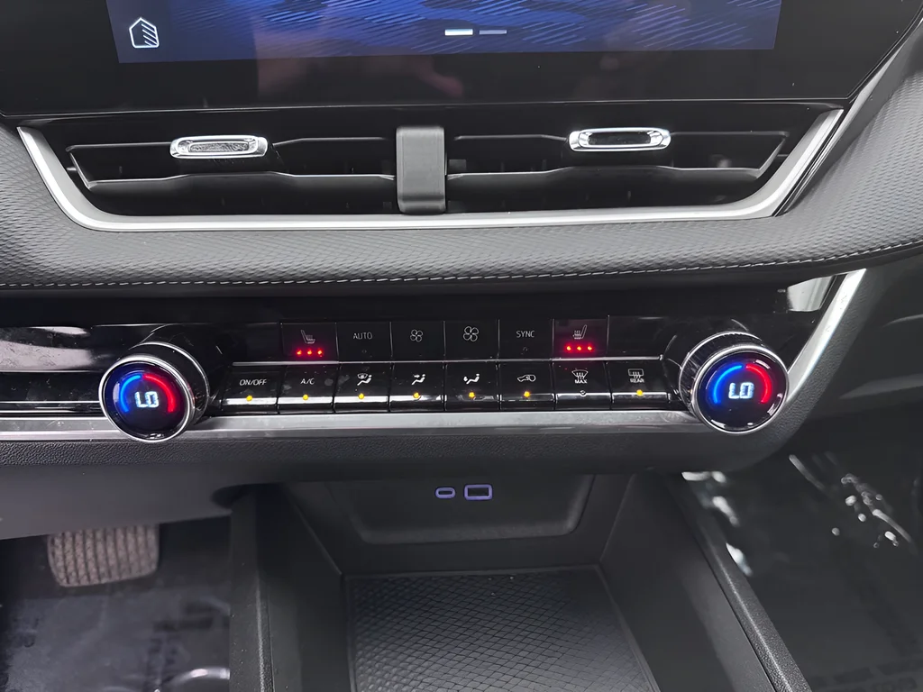 Used 2025 Lakeshore Blue Chevrolet LT image 18