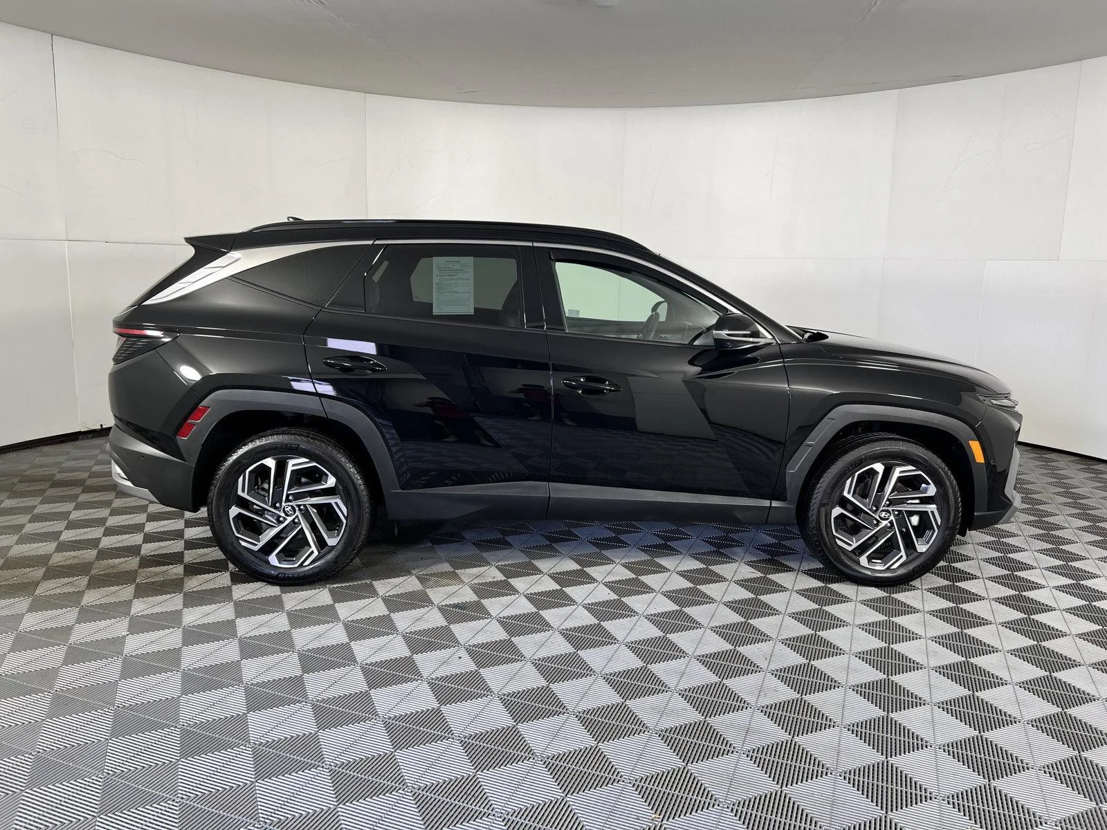 Used 2025 Phantom Black Hyundai Limited image 10