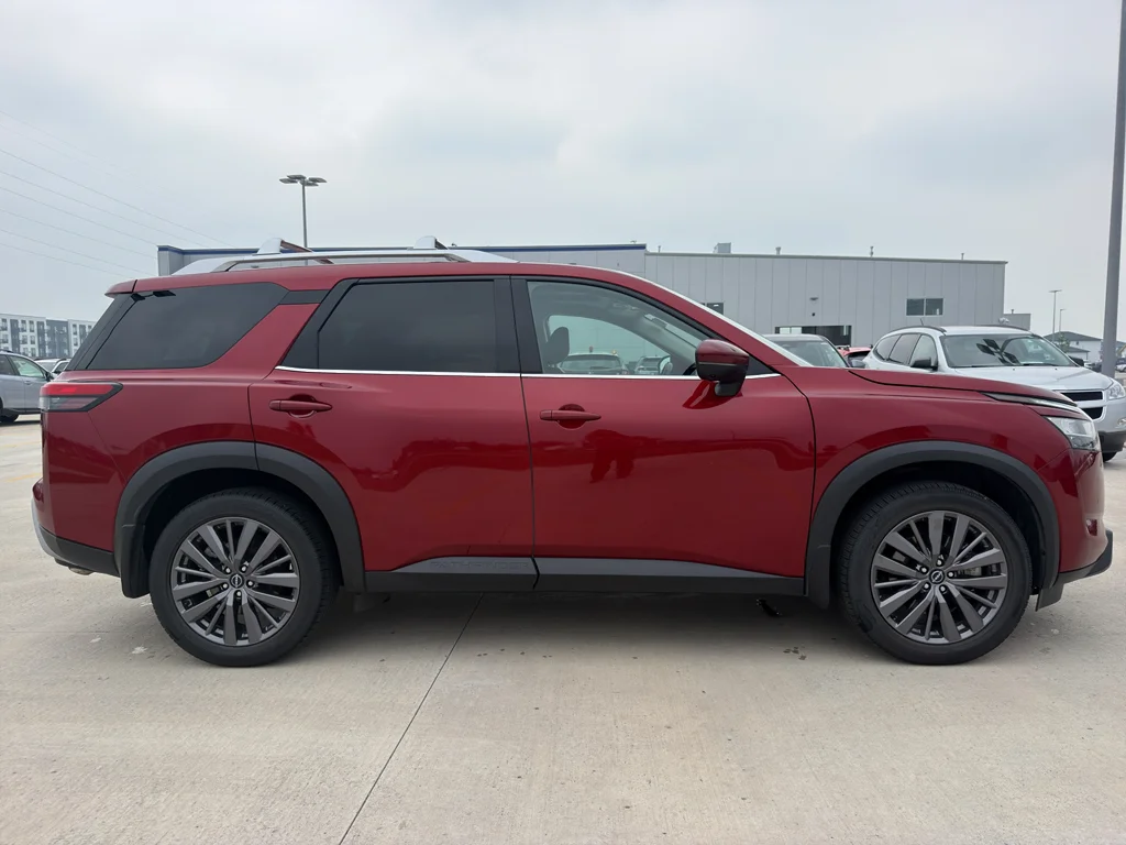 Used 2023 Scarlet Ember Tintcoat Nissan SL image 4