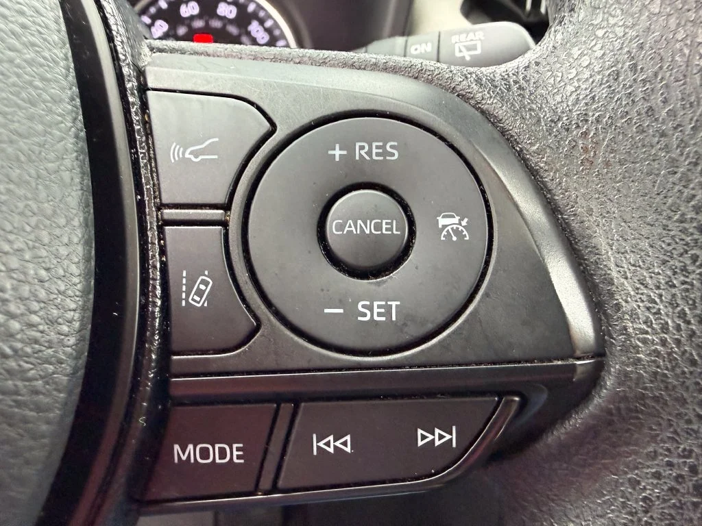 Used 2020 White Toyota XLE image 18