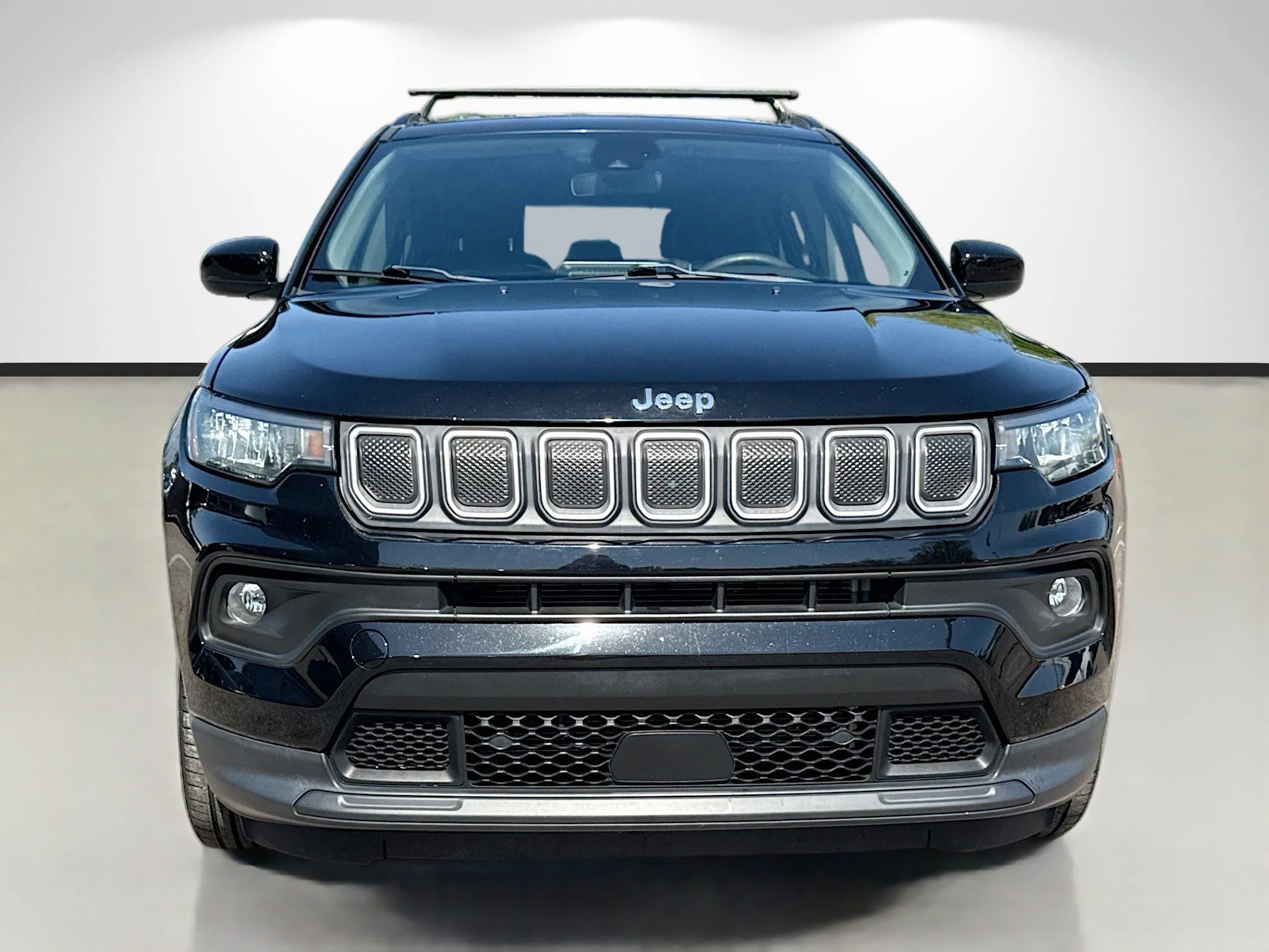 Used 2022 Diamond Black Crystal Pearlcoat Jeep Latitude image 8