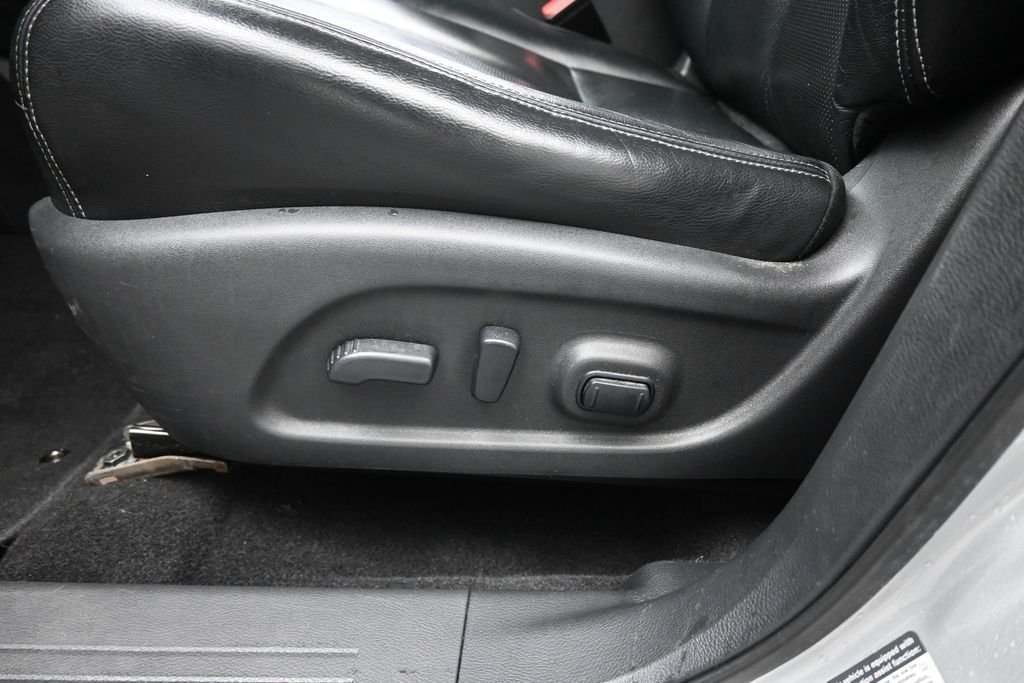 Used 2016 Silver Nissan SL image 10