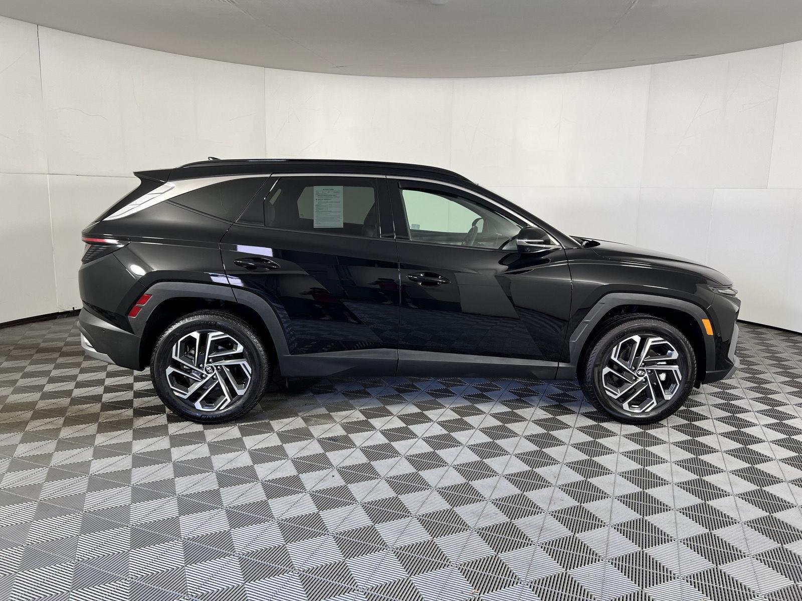 Used 2025 Phantom Black Hyundai Limited image 10