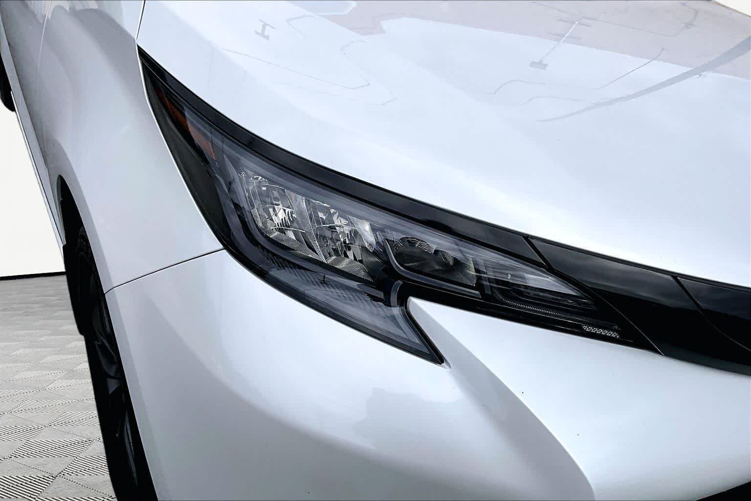 Used 2025 Wind Chill Pearl Toyota XLE image 28