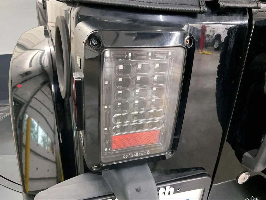 Used 2013 Black Jeep Unlimited Sahara image 34