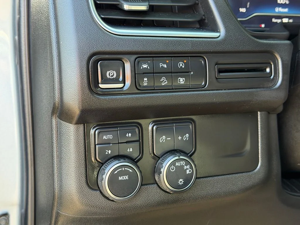 Used 2024 Gray Chevrolet Z71 image 27