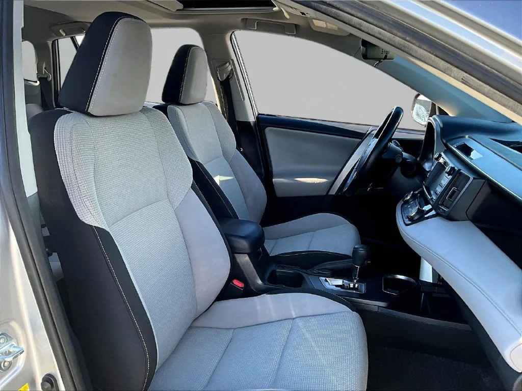 Used 2018 Silver Toyota XLE image 30