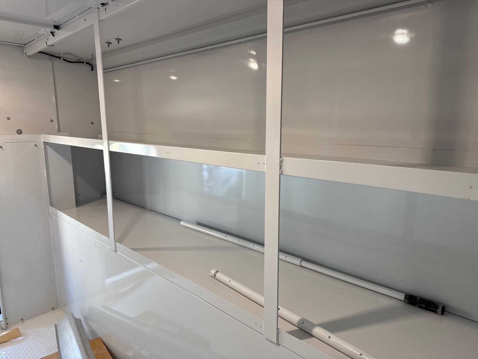 New 2025 Oxford White Ford E-350 SRW image 30