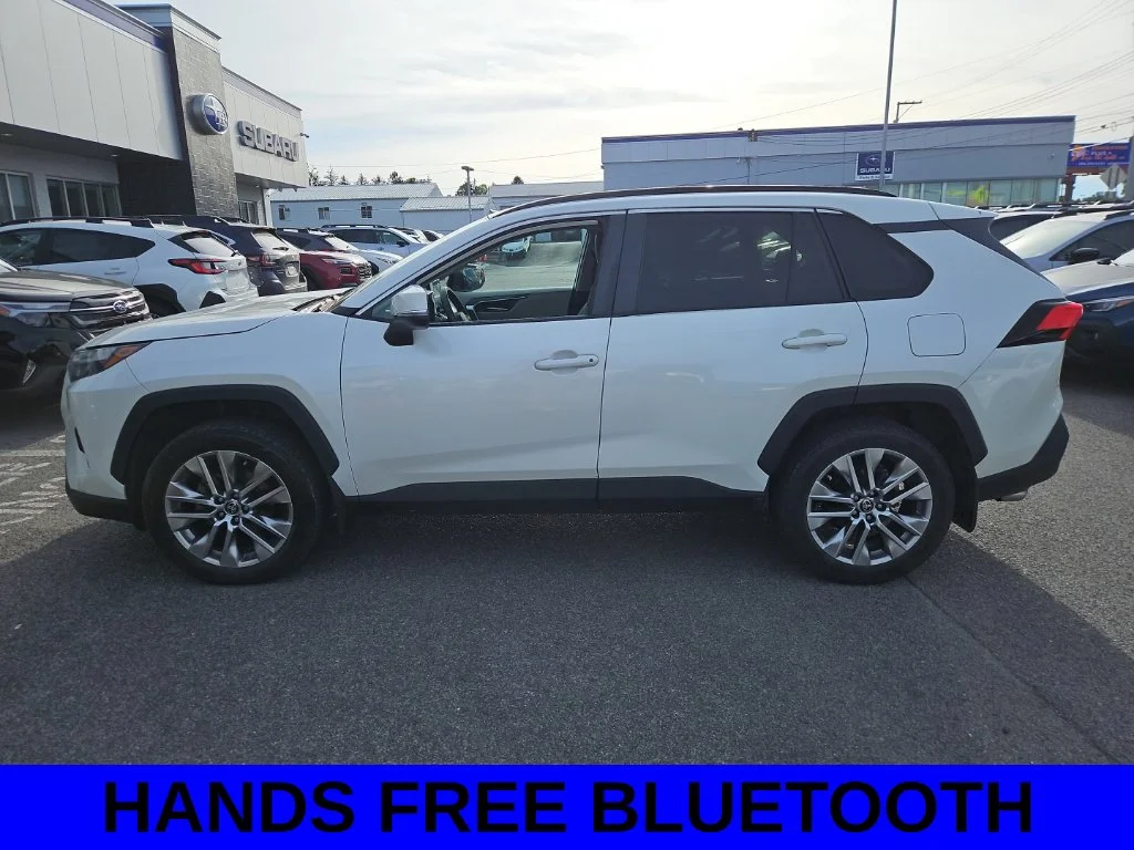 Used 2022 White Toyota XLE Premium image 5