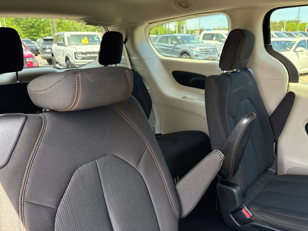 Used 2017 Brilliant Black Crystal Pearlcoat Chrysler Touring image 29