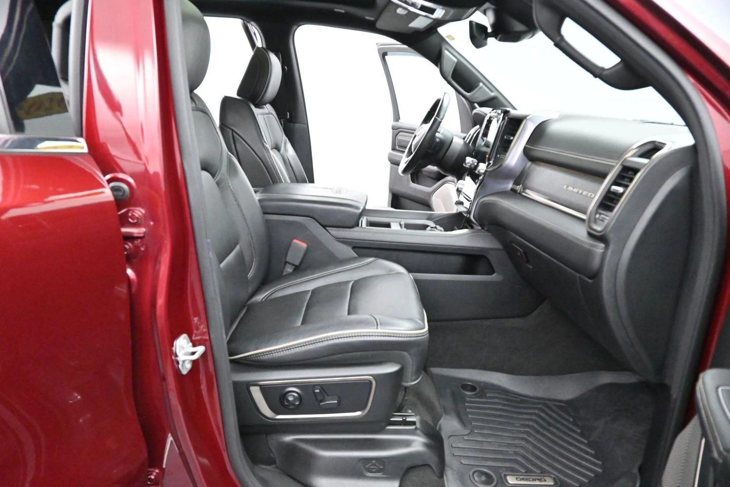 Used 2020 Delmonico Red Pearlcoat Ram Limited image 32