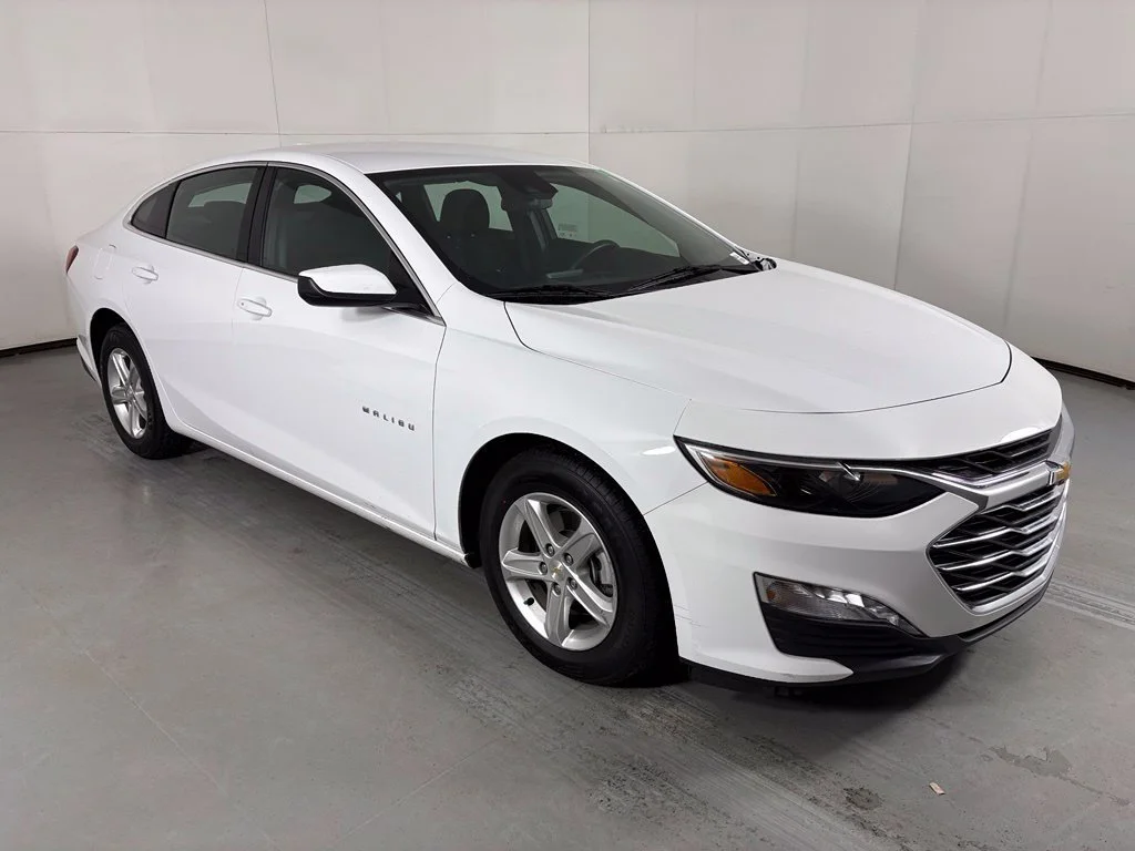 Used 2024 Summit White Chevrolet 1LT image 2