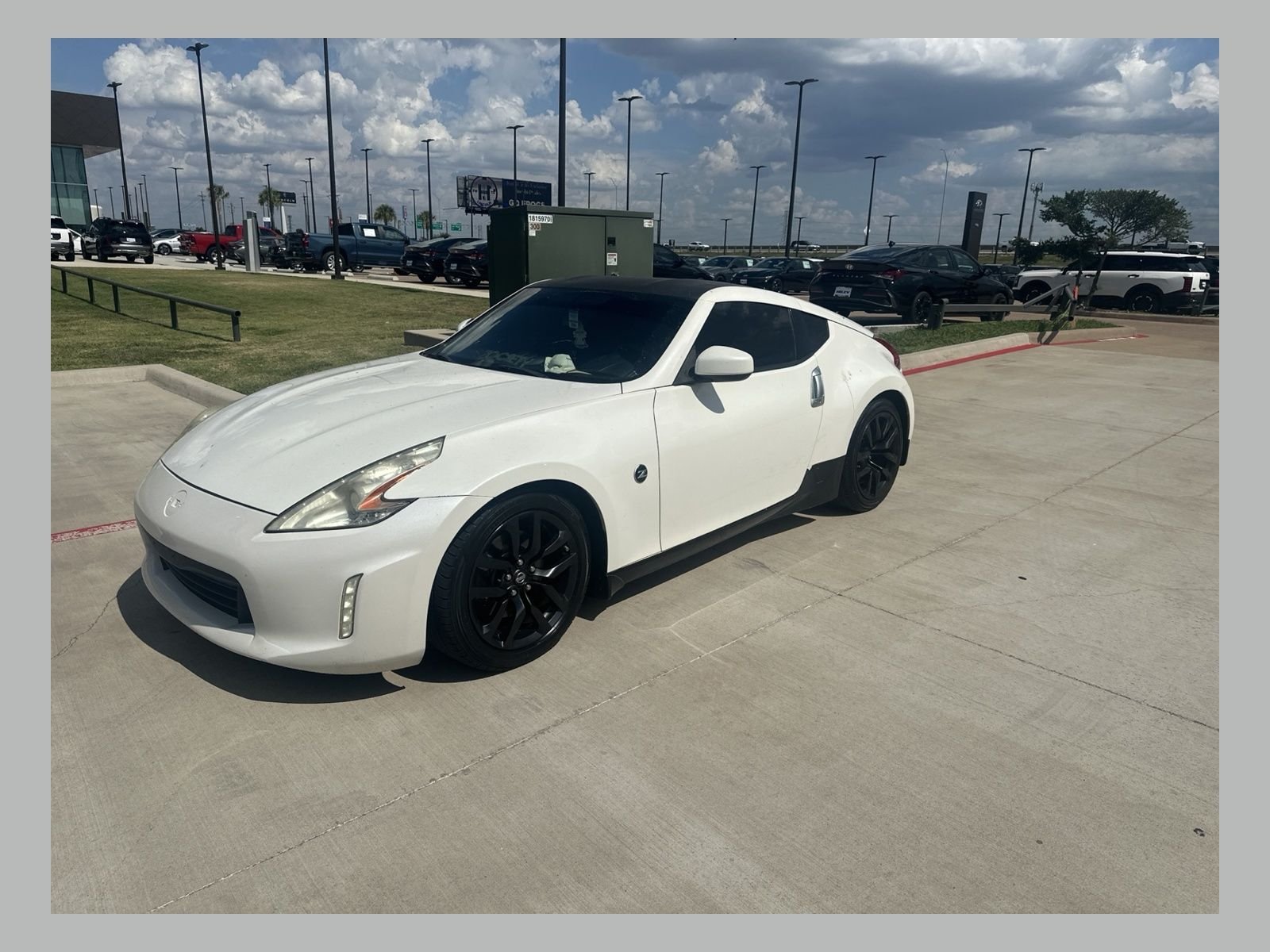 Used 2017 Pearl White Nissan Base image 1
