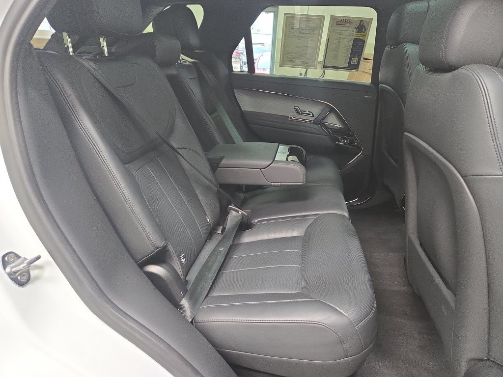 Used 2025 Fuji White Land Rover SE image 22