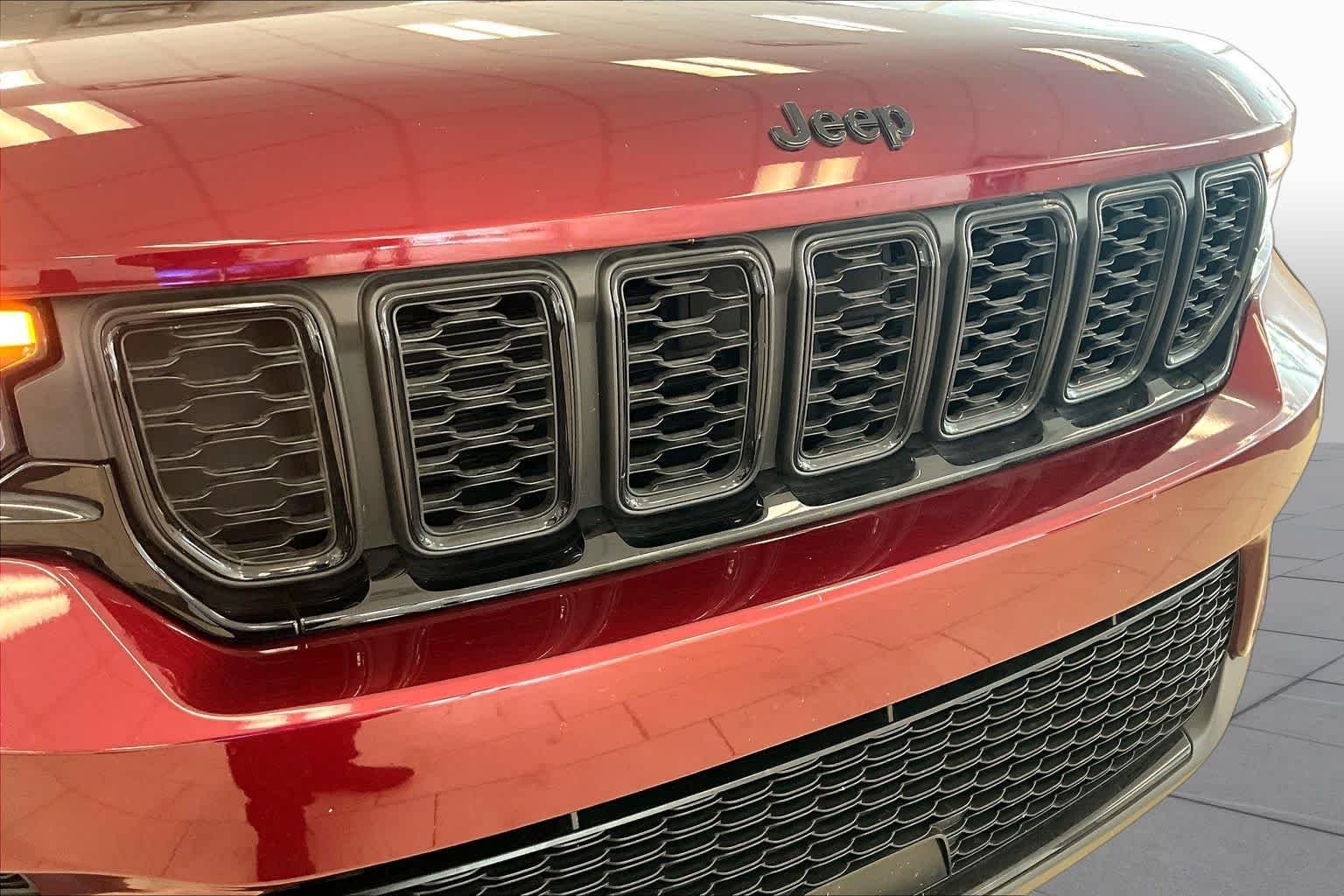 Used 2023 Velvet Red Pearlcoat Jeep Altitude image 28